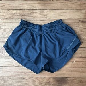 Lululemon hotty hot 2.5 inch shorts